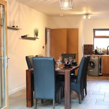 Cosy 3 Bedroom 2 Bathroom House With Parking Sheldon  Exterior photo