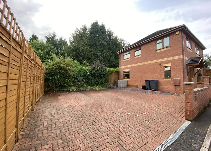 Cosy 3 Bedroom 2 Bathroom House With Parking