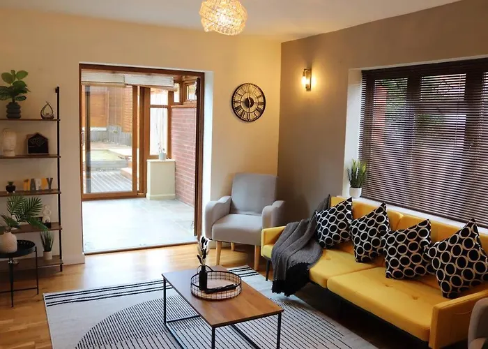 Cosy 3 Bedroom 2 Bathroom House With Parking