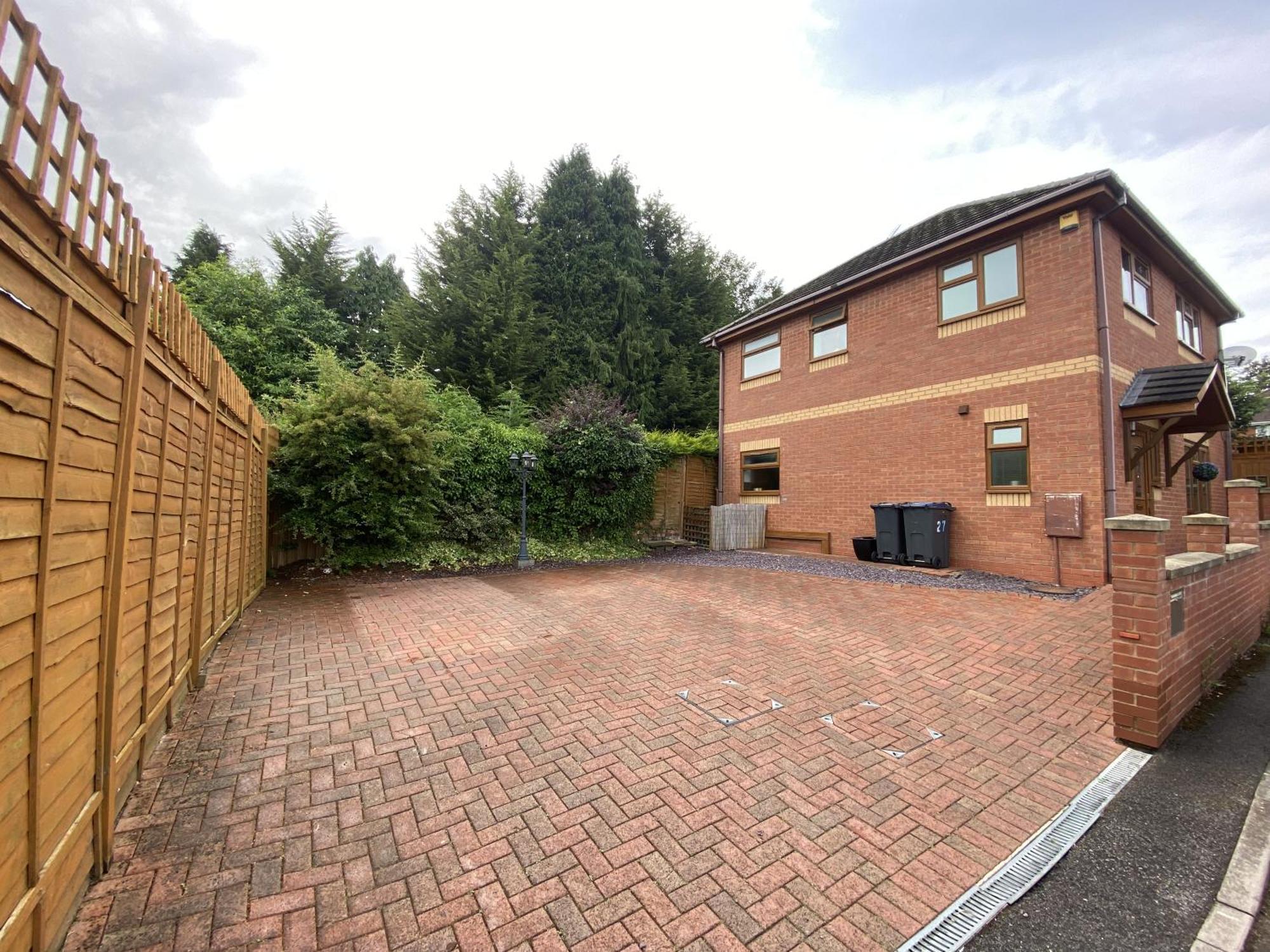 Cosy 3 Bedroom 2 Bathroom House With Parking Apartment *