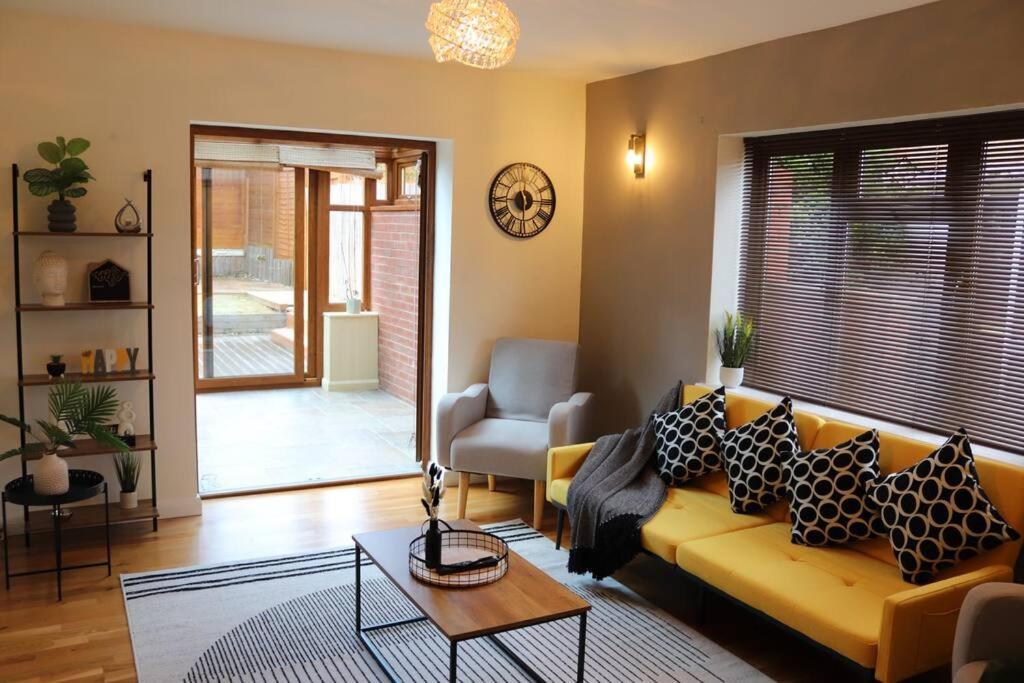 Cosy 3 Bedroom 2 Bathroom House With Parking * Sheldon (West Midlands)