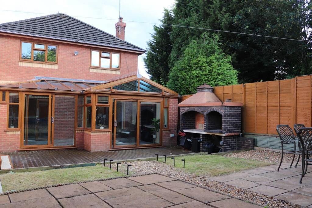 Cosy 3 Bedroom 2 Bathroom House With Parking Apartment *