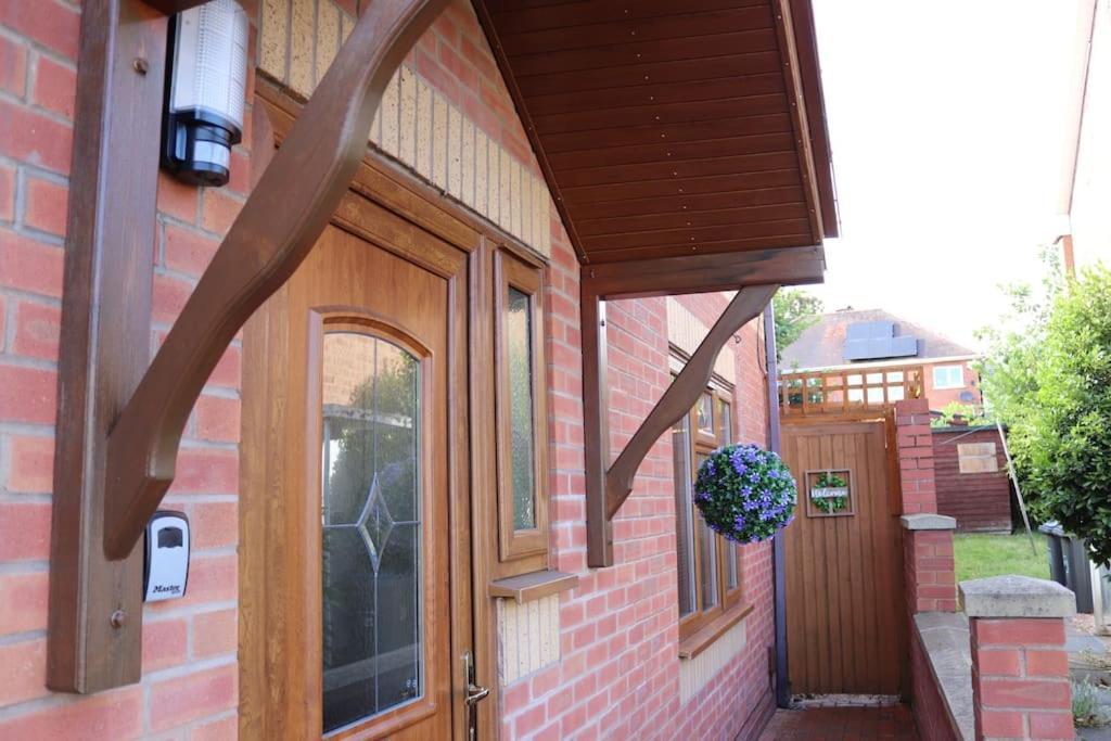 Cosy 3 Bedroom 2 Bathroom House With Parking Sheldon (West Midlands)