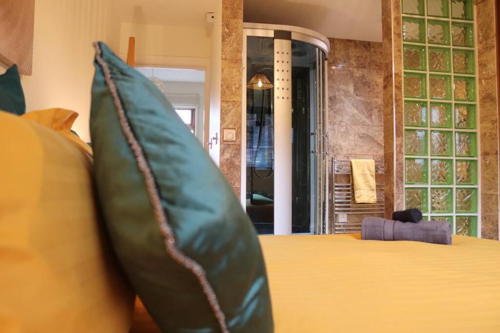 Cosy 3 Bedroom 2 Bathroom House With Parking Apartment *