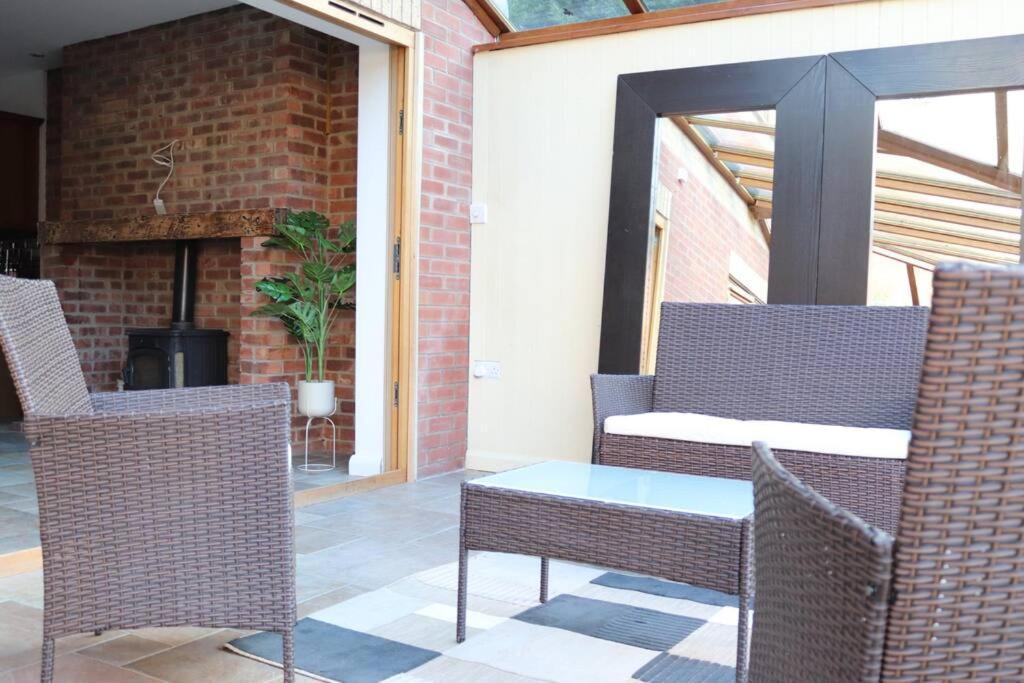 Cosy 3 Bedroom 2 Bathroom House With Parking Apartment